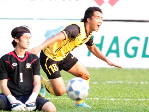 U21 Malaysia (áo vàng) sẽ là đối thủ của U21 Việt Nam trong trận chung kết.